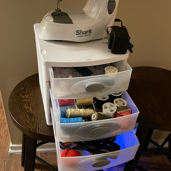 Mini sewing machine - Picture 5 of 10